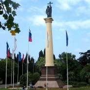 Монумент Михаила-Архангела фотографии