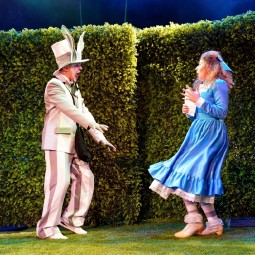 Спектакль «Алиса в стране чудес»